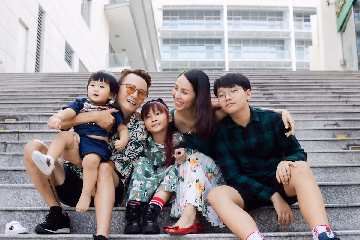 Gia đình hạnh phúc của nam ca sĩ Hoàng Bách bên vợ đẹp và 3 con ngoan.