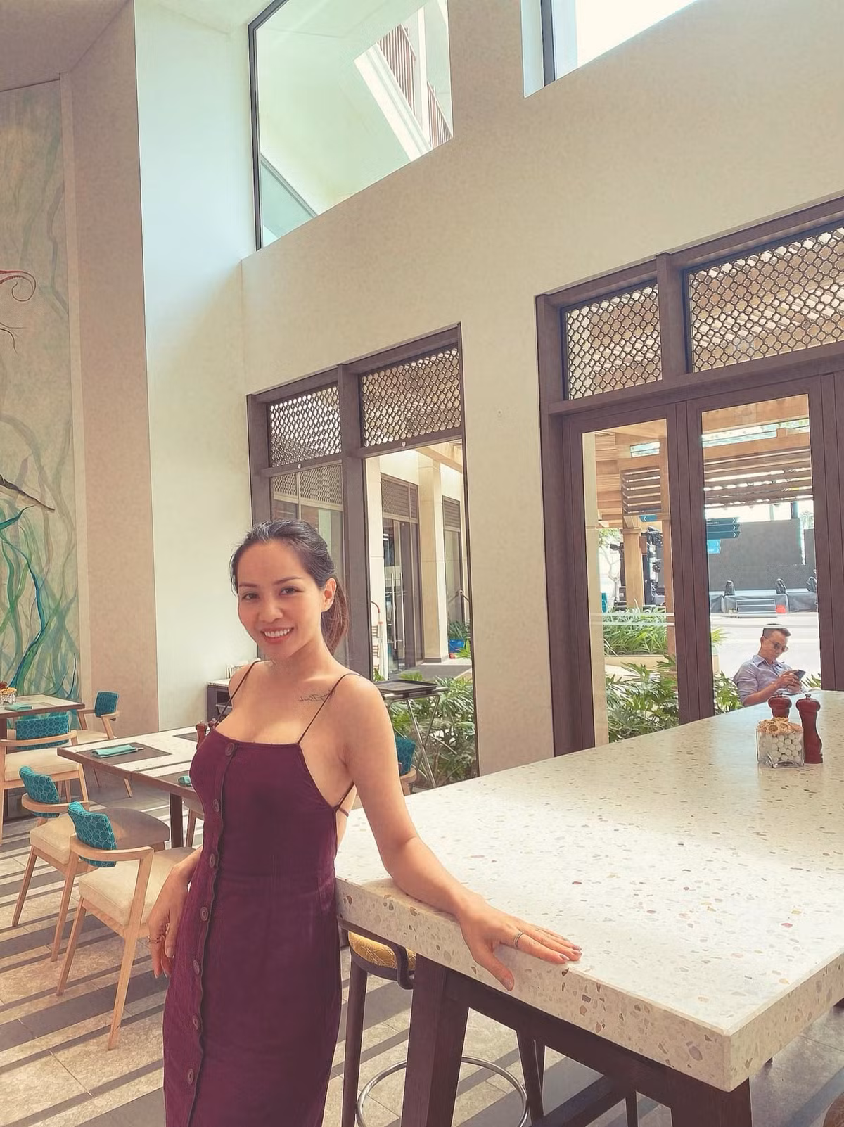 Dù trải qua ba lần sinh nở nhưng bà xã của Hoàng Bách vẫn đầy nóng bỏng và quyến rũ.