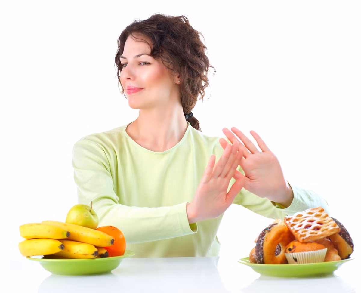 Đồ ăn kiêng: Các đồ ăn kiêng được đóng gói có dán nhãn là “ăn kiêng” hoặc “chất béo thấp” trong đó có soda dành cho người ăn kiêng, thường chứa aspartame, một chất làm ngọt nhân tạo. Có nhiều nghiên cứu chỉ ra rằng aspartame gây ra nhiều bệnh tật như ung thư, dị tật bẩm sinh và các vấn đề về tim.