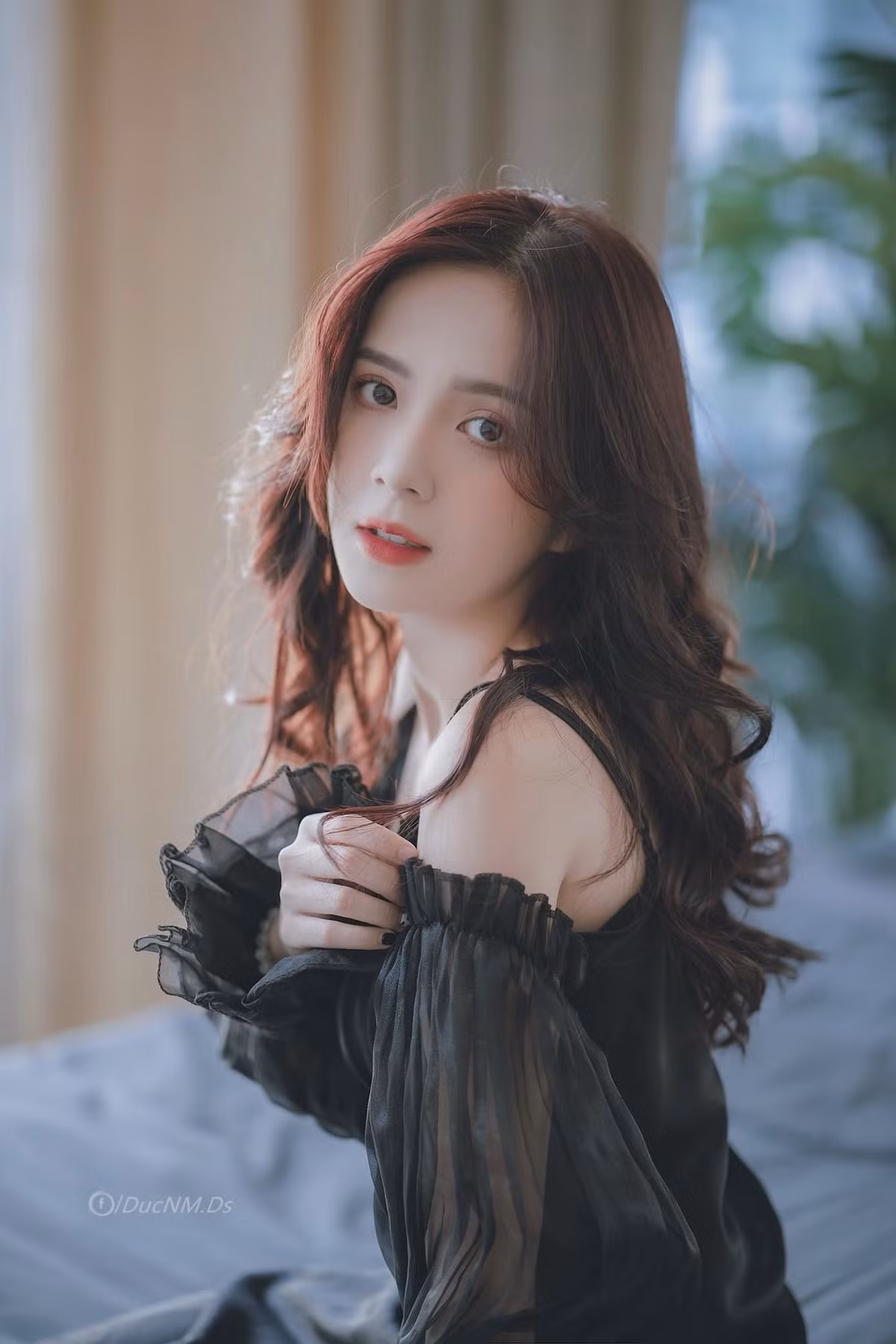 Sau vai diễn đầu tay Jun trong Những ngày không quên, Nguyễn Hoàng Ngọc Huyền trở lại màn ảnh ở bộ phim thứ 2 trong series Cảnh sát hình sự mang tên Mặt nạ gương đang phát sóng trên VTV.