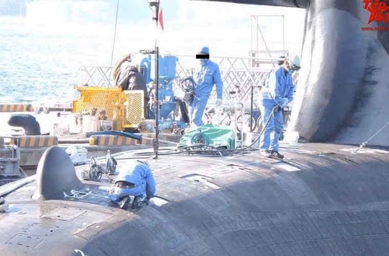 Bức ảnh hiếm về việc bảo dưỡng các tàu ngầm tối tân nhất châu Á lớp Soryu của Nhật Bản được đăng tải tuần qua.