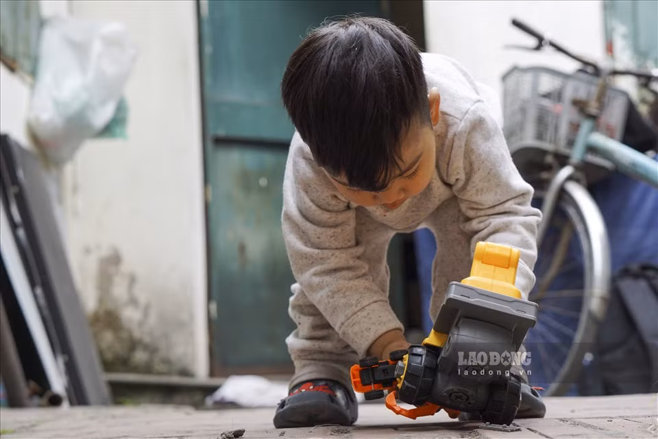 Chị Lan bày tỏ sự cảm ơn đến Báo Lao Động, lòng biết ơn đến các mạnh thường quân đã giúp đỡ hai mẹ con trong thời gian qua và cũng không quên chia sẻ: “Vì hoàn cảnh mà khiến Thóc phải theo mẹ mỗi ngày đi gom rác. Nhưng tôi còn trẻ và vẫn còn sức lao động để lo cho gia đình. Những điều tốt đẹp được mọi người đóng góp, tôi sẽ sử dụng đúng mục đích. Một phần cho con trai lớn đang mang bệnh nặng, một phần dành cho Thóc để có người trông nom, chăm sóc bé mỗi khi tôi đi làm”.