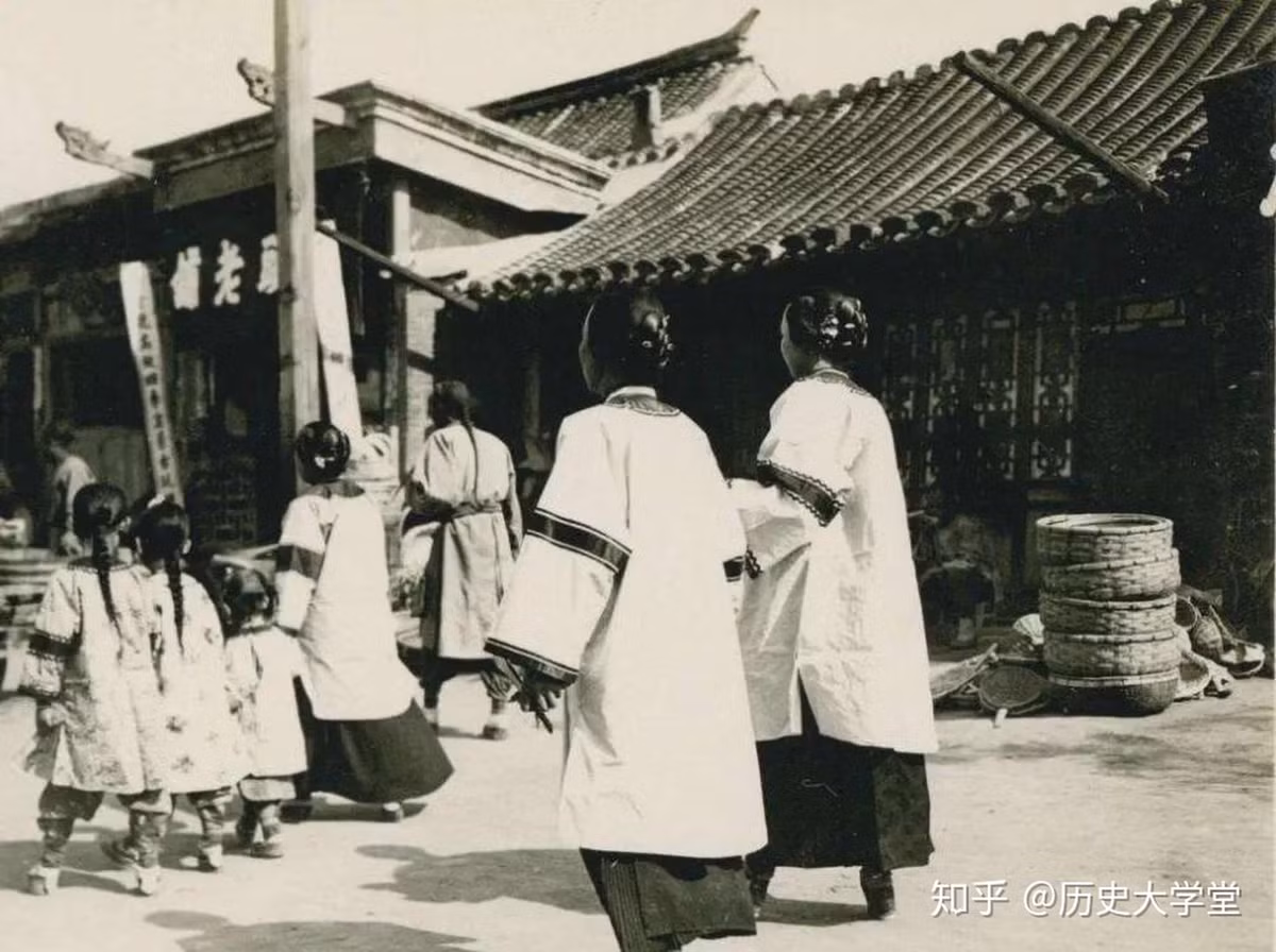 Loạt ảnh hiếm khắc họa rõ nét ngày Tết thời nhà Thanh - Hình 2 Loat anh hiem khac hoa ro net ngay Tet thoi nha Thanh-Hinh-2