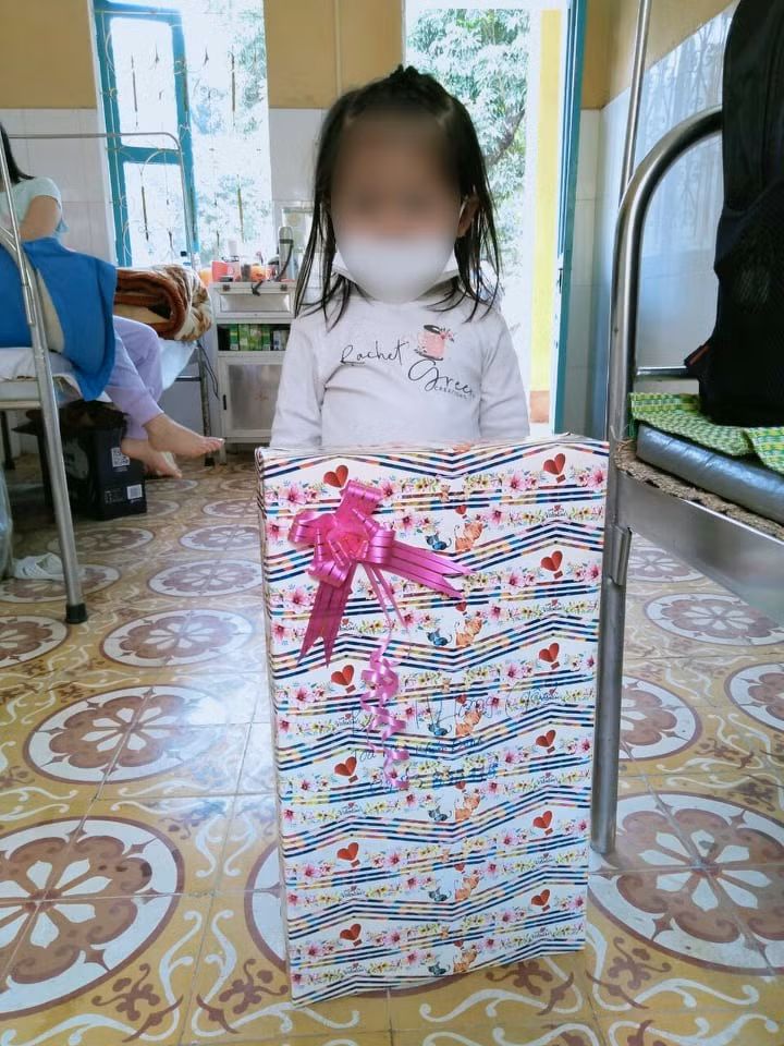 Can canh nhung dua tre xa vong tay bo me o noi dieu tri COVID-19-Hinh-3