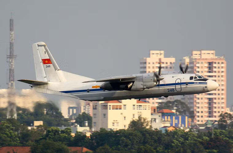  Ngày 8/4/2008, chiếc máy bay An-26 thuộc Trung đoàn 918 Không quân (Gia Lâm) bị rơi do trục trặc động cơ tại một cánh đồng thuộc địa phận xã Tả Thanh Oai, huyện Thanh Trì (Hà Nội), cách trường học và khu dân cư vài trăm mét khiến 5 người trên máy bay tử nạn. Trong ảnh là 1 chiếc máy bay An-26 cùng loại. 