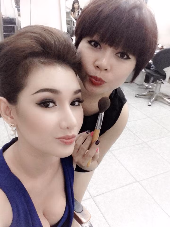 Quỳnh Chi chụp ảnh với chuyên gia trang điểm trước giờ diễn.