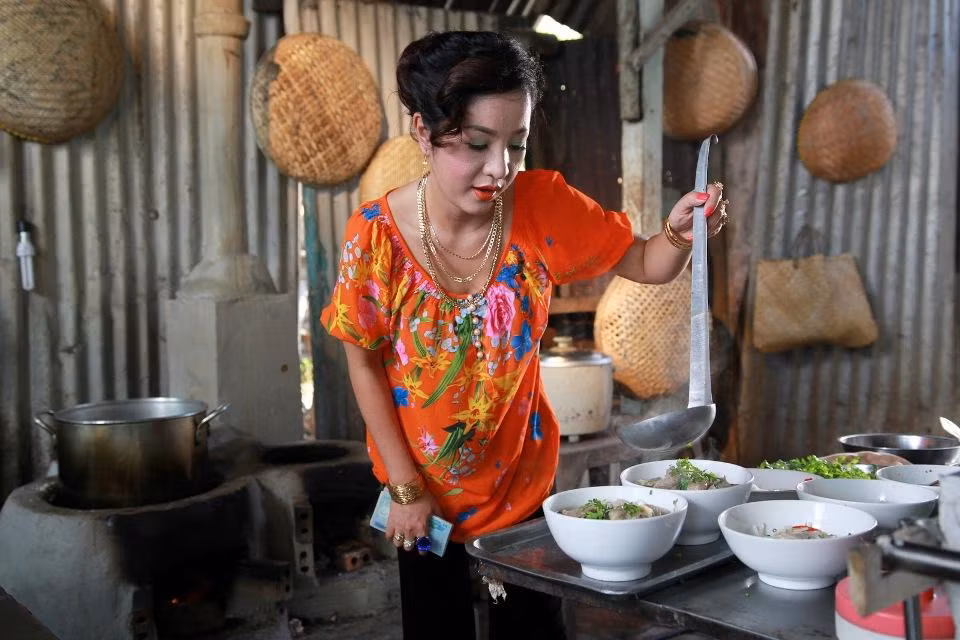Thúy Nga sau khi trở thành á hậu trong cuộc thi Hoa hậu phu nhân thế giới người Việt tại Mỹ bất ngờ với nhiều vai trò mới. Trong bộ phim này, chị vào vai mẹ Phương Mỹ Chi.