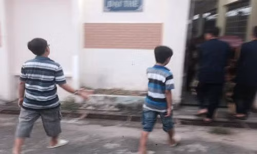 Hai anh em Cường, Phát theo chân các chú cơ sở mai táng vào nhìn mặt mẹ lần cuối trước khi khâm liệm.