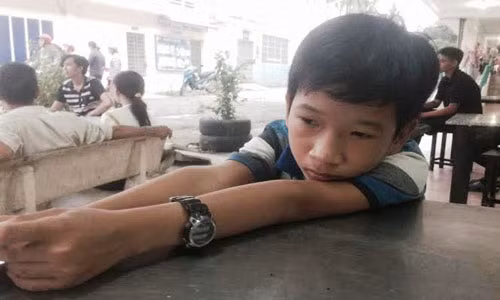 Cháu Cường thẫn thờ trước sự ra đi của mẹ. Từ nay, Cường và em trai đã vĩnh viễn mồ côi mẹ, còn cha thì bỏ 2 anh em Cường từ thưở nhỏ.