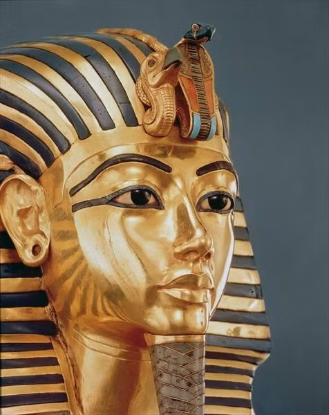 Do đó, chiếc mặt nạ này ban đầu có thể được dự tính làm cho Neferneferuaten, một nữ pharaon cuối thời kỳ Amarna.