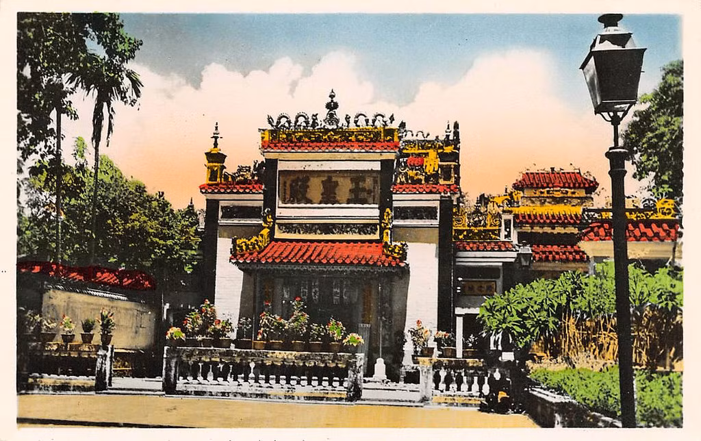 Chùa Ngọc Hoàng trong một tấm bưu thiếp đầu thế kỷ 20. Đây là một công trình thờ tự có quy mô lớn, làm theo kiểu đền chùa Trung Hoa với mô tuýp trang trí rực rỡ.