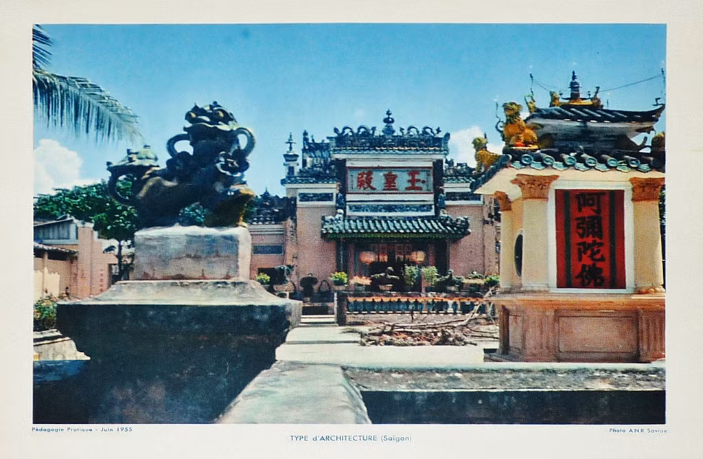 Chùa Ngọc Hoàng trên một bưu thiếp in năm 1955 của Pháp. Ba chữ lớn màu đỏ trên lối vào chính điện là "Ngọc Hoàng Miếu".