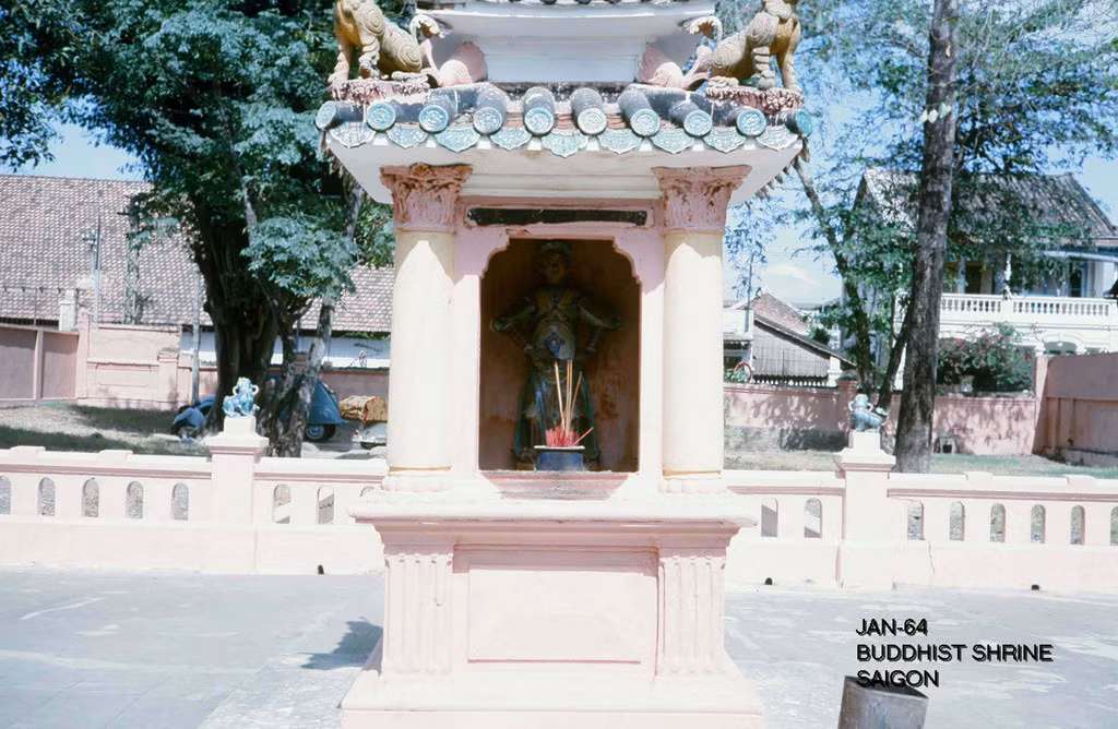 Tượng Hộ pháp trong ngôi miếu trước sân chùa năm 1964, ảnh của George Muccianti. Bức tượng đã bị ăn trộm vào năm 2014, đúng 50 năm sau khi bức ảnh này được chụp.