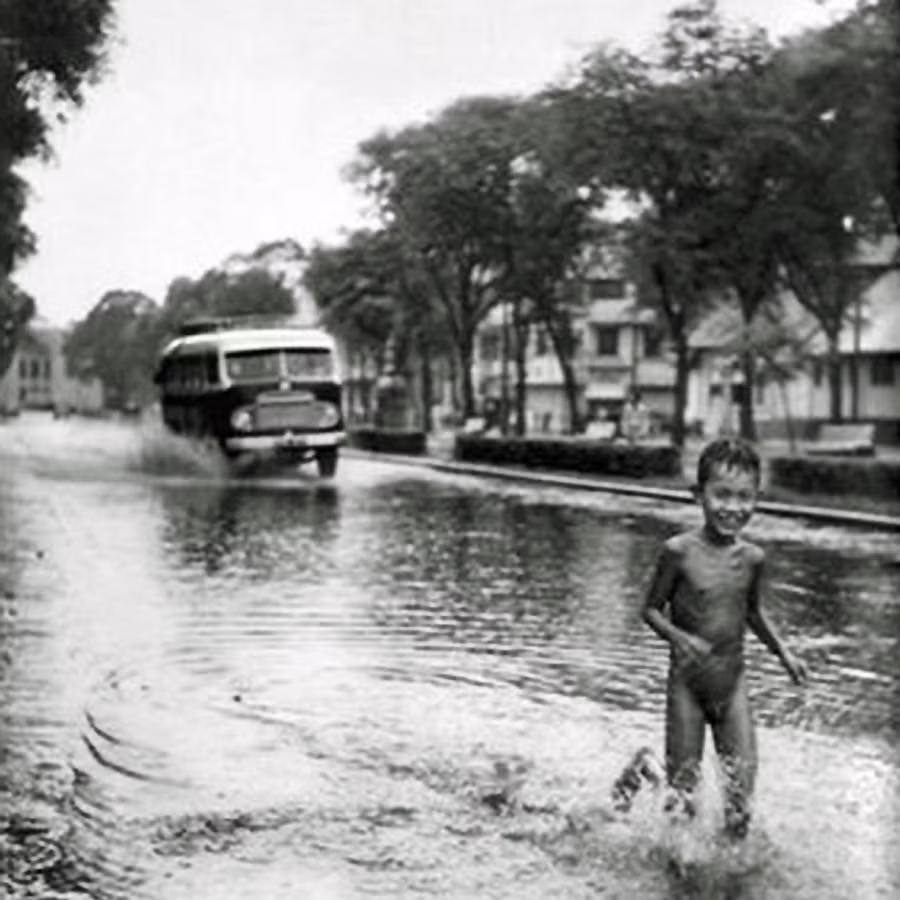 Một ngày mưa trên đại lộ Lê Lợi, gần ngã tư Lê Lợi - Công Lý, Sài Gòn thập niên 1950.