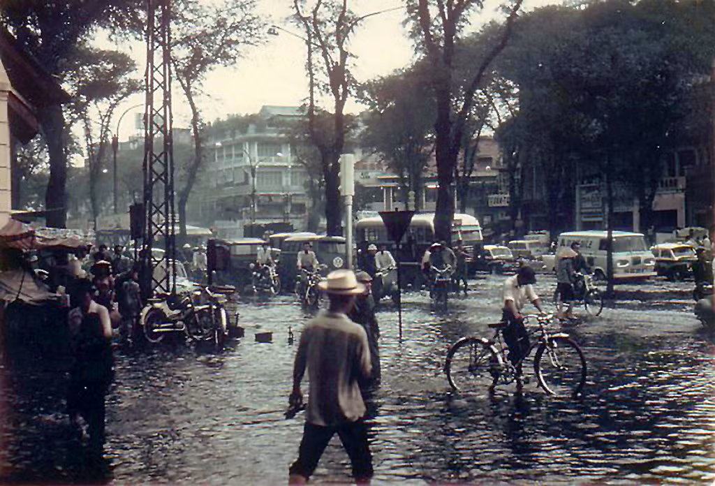 Từ góc Lê Lợi - Pasteur nhìn về phía ngã tư Lê Lợi - Công Lý (Đồng Khởi), một ngày mưa ở Sài Gòn thập niên 1960.