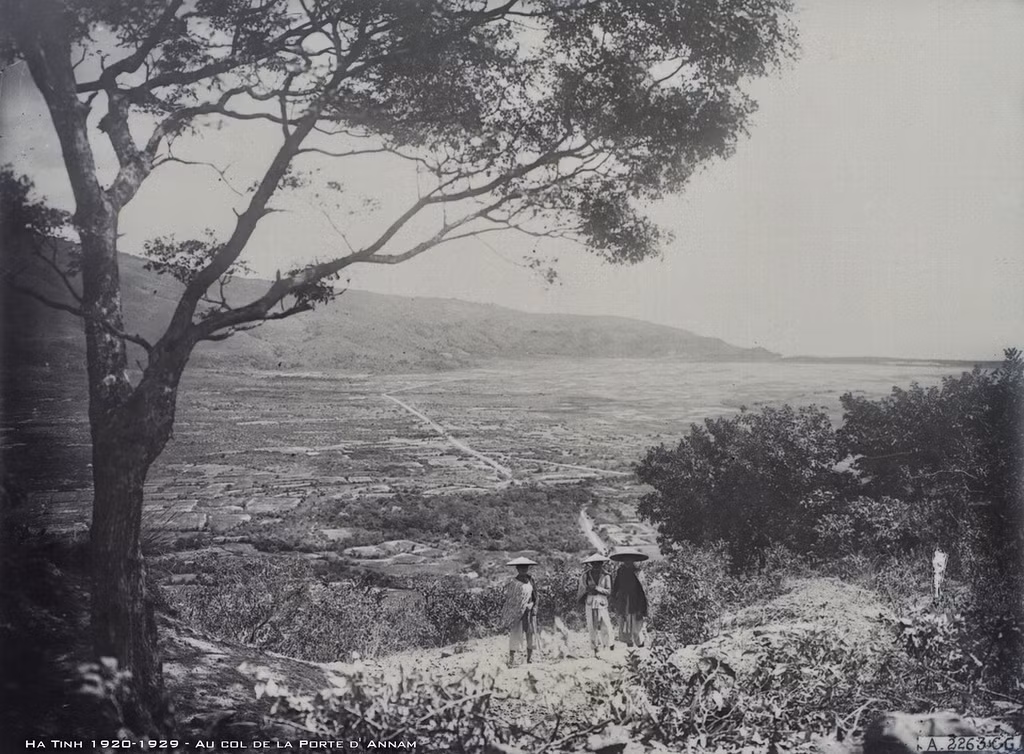 Khách bộ hành trên Đèo Ngang, thập niên 1920.