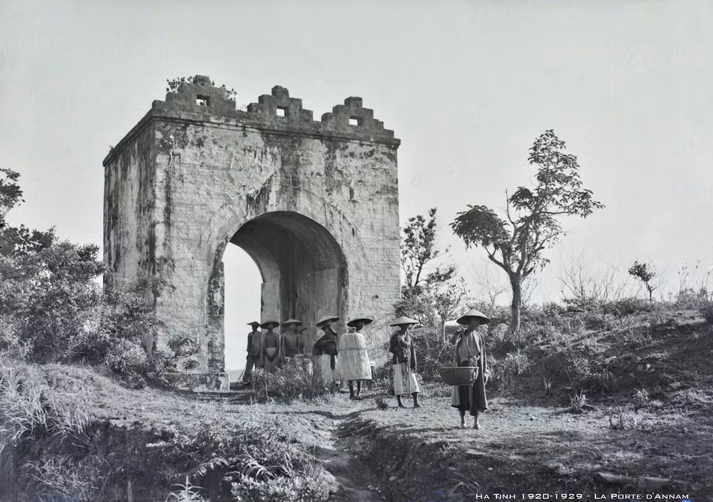 Những người nông dân đi qua vòm cổng của Hoành Sơn Quan, thập niên 1920.