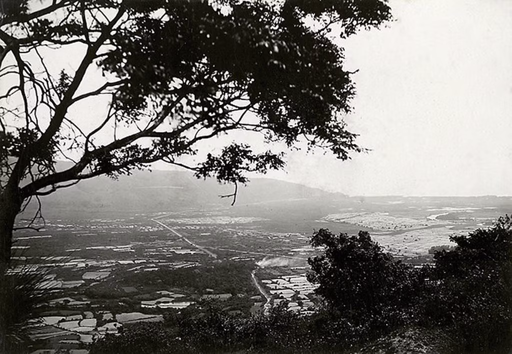 Khung cảnh nhìn từ đỉnh Đèo Ngang, gần Hoành Sơn Quan, khoảng năm 1919 - 1926.