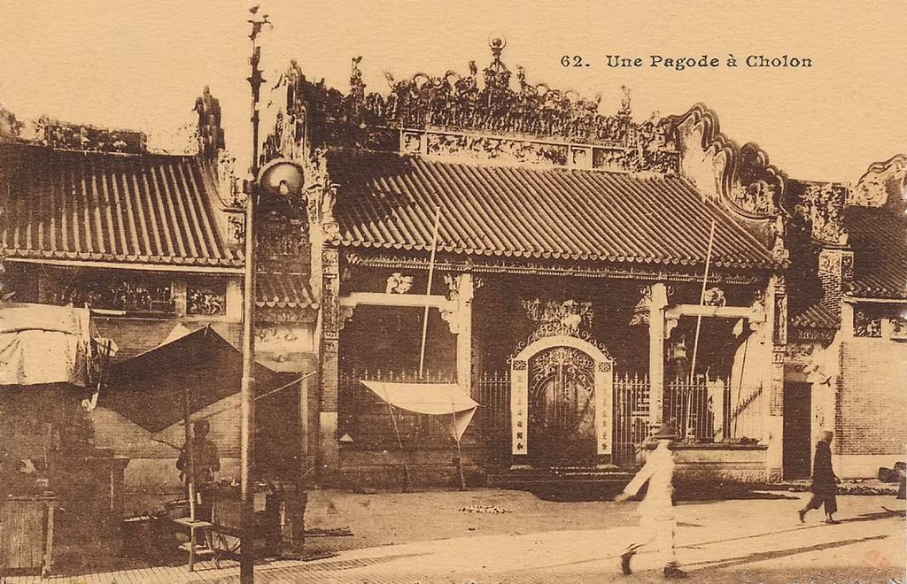 Chùa Bà Thiên Hậu khoảng năm 1908. Chùa được xây theo hình ấn, là kiểu kiến trúc đặc trưng cùa người Hoa. Đây là tổ hợp 4 ngôi nhà liên kết nhau, 3 dãy nhà ở giữa tạo thành tiền điện, trung điện và hậu điện.