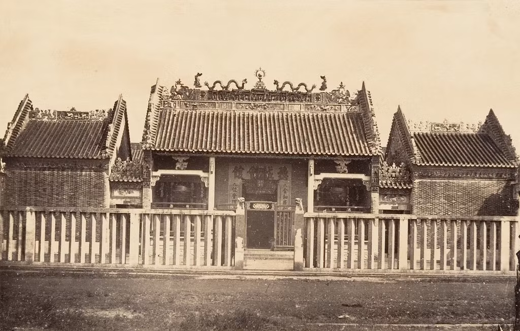 Một bức ảnh khác chụp Chùa Bà Thiên Hậu năm 1866 của Emile Gsell. Theo các sử liệu, chùa được nhóm người Hoa gốc Quảng Châu di dân sang Việt Nam góp vốn và góp công xây dựng vào khoảng năm 1760.