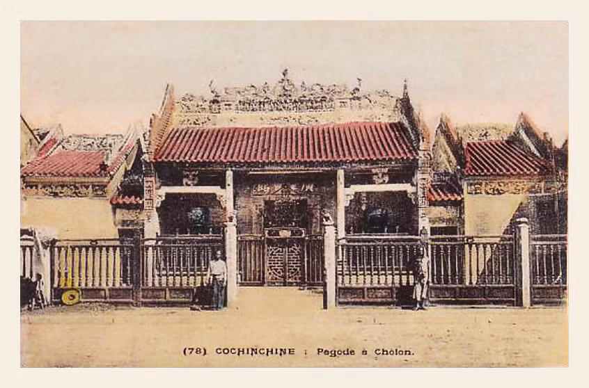 Hội quản Quảng Triệu trong một bưu thiếp tô màu in năm 1908. Hiện tại, hội quán Quảng Triệu đã được công nhận là di tích kiến trúc nghệ thuật cấp quốc gia của Việt Nam.