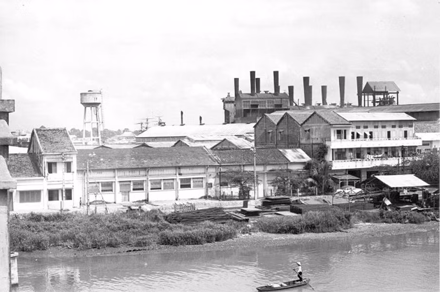 Nhà máy điện Chợ Quán trên Bến Hàm Tử, nhìn từ cầu Chữ Y. Ảnh: Vietnam Center and Archive.
