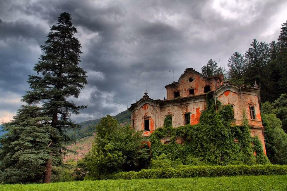 Nằm ở vùng núi phía đông hồ băng Como, hồ nước đẹp nhất Italia, biệt thự Villa de Vecchi đã bị bỏ hoang hàng thập kỉ, được coi là ngôi nhà ma nổi tiếng bậc nhất đất nước hình chiếc ủng.