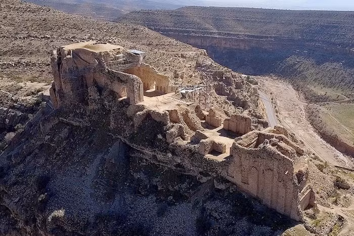  15. Khu khảo cổ Sasanian của vùng Fars (Iran). Đây là chuỗi tám địa điểm khảo cổ tập trung ở ba thành phố cổ Bishabpur, Firouzabad và Sarvestan, là minh chứng cho thời kỳ rực rỡ của triều đại Sassanid ở vương quốc Ba Tư cổ.