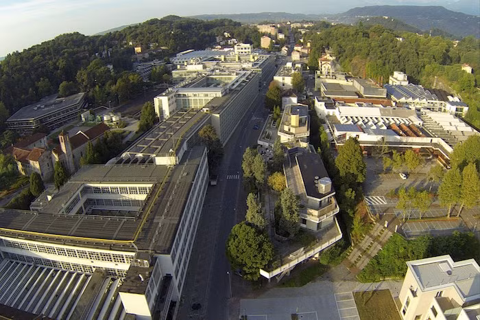  14. Thành phố Ivrea (Italia). Ivrea là thành phố công nghiệp được thiết kế bởi các nhà quy hoạch và kiến trúc sư hàng đầu nước Italia từ những năm 1930 đến 1960. Thành phố được đánh giá là “thể hiện tầm nhìn hiện đại về mối quan hệ giữa sản xuất công nghiệp và kiến trúc”.