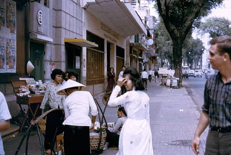 Bẽn lẽn quay mặt bước đi.