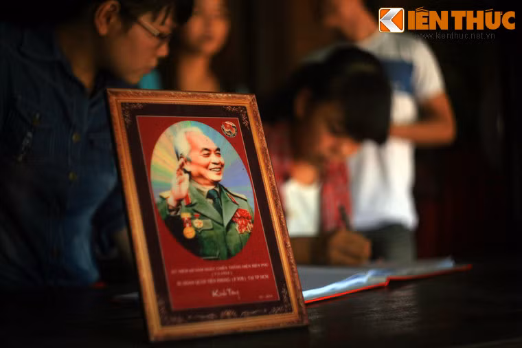 Nhiều người nắn nót viết những dòng chia sẻ cảm xúc trên cuốn sổ ghi cảm tưởng.