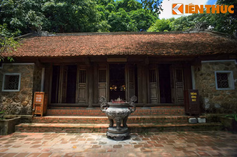 Vể cơ bản, kiến trúc chùa hiện này được Tổng đốc An – Tĩnh (Nghệ An – Hà Tĩnh) là Đào Tấn cho xây vào năm 1901. Ảnh: Chính điện của chùa Hương Tích.