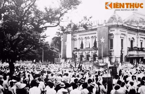 Mít tinh mừng ngày giải phóng Sài Gòn, thống nhất đất nước ở quảng trường Nhá hát Lớn năm 1975.