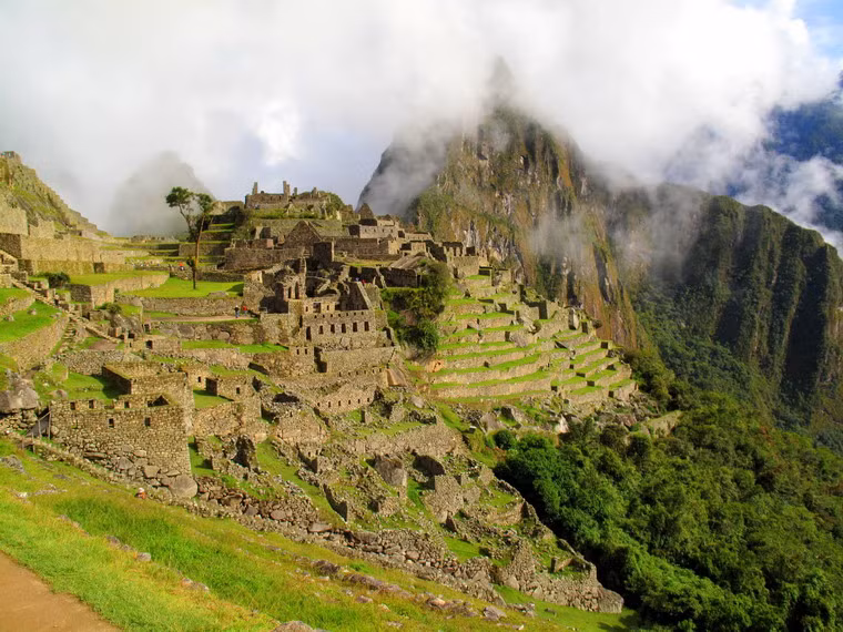 Cũng có giả thiết cho rằng Machu Picchu từng là một khu định cư được xây dựng để người Inca quản lý kinh tế những vùng bị chinh phục, hoặc được xây dựng với mục đích bảo vệ tầng lớp quý tộc Inca trong trường hợp bị tấn công.