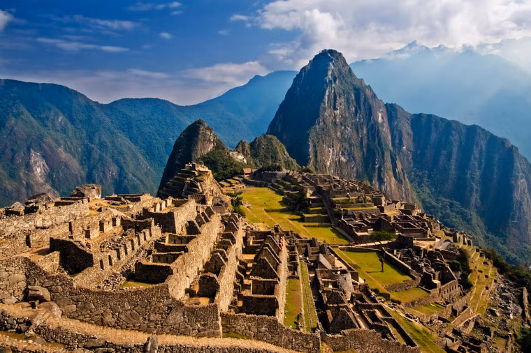 Nằm trên đỉnh núi Machu Picchu, ở độ cao khoảng 2.350 mét trên mực nước biển, thành phố cổ Machu Picchu là biểu tượng hoành tráng nhất còn sót lại của Inca - đế chế hùng mạnh bậc nhất Nam Mỹ từ thế kỷ 13 - 16.