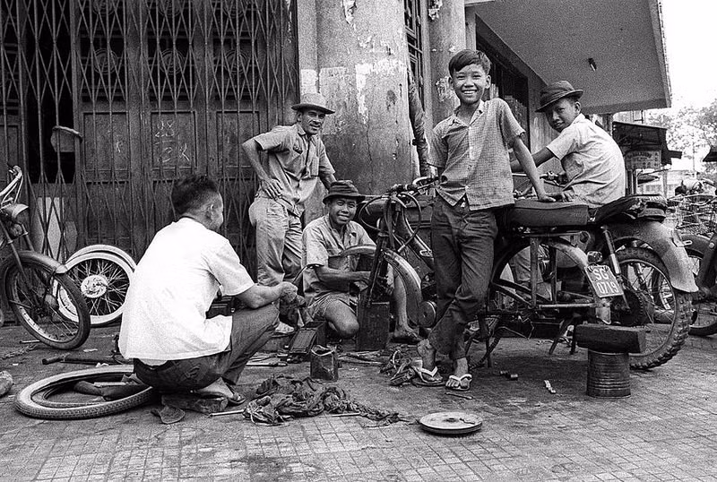 Một tiệm sửa xe.