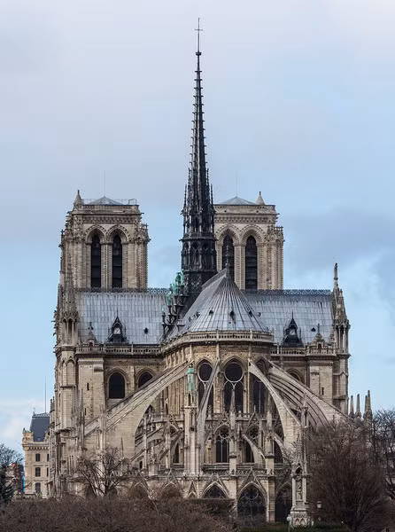  Ngày nay, nhà thờ Đức Bà Paris được coi là một kiệt tác về kiến trúc cổ của thế giới. Đây cũng là một biểu tượng nổi tiếng của Paris, bên cạnh Khải hoàn môn hay tháp Eiffel huyền thoại. 