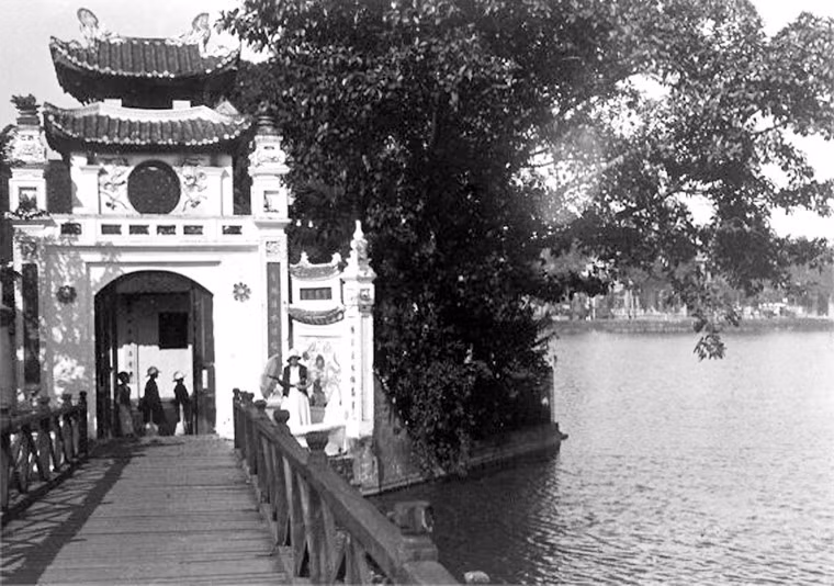 Cầu Thê Húc và cổng đền Ngọc Sơn ở hồ Hoàn Kiếm.