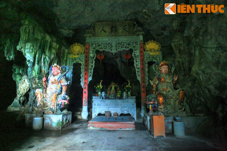 Đi sâu vào động 30-40m về phía bên phải là gian chính điện của chùa, nằm dưới một vòm hang cao khoảng 20m, là nơi thờ Đức Phật.