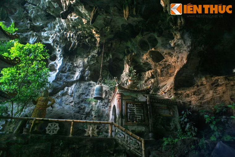 Động - Chùa Địch Lộng còn là di tích lịch sử trong kháng chiến chống Pháp và là nơi điều trị cho các nạn nhân của bom đạn Mỹ những năm chiến tranh ác liệt.