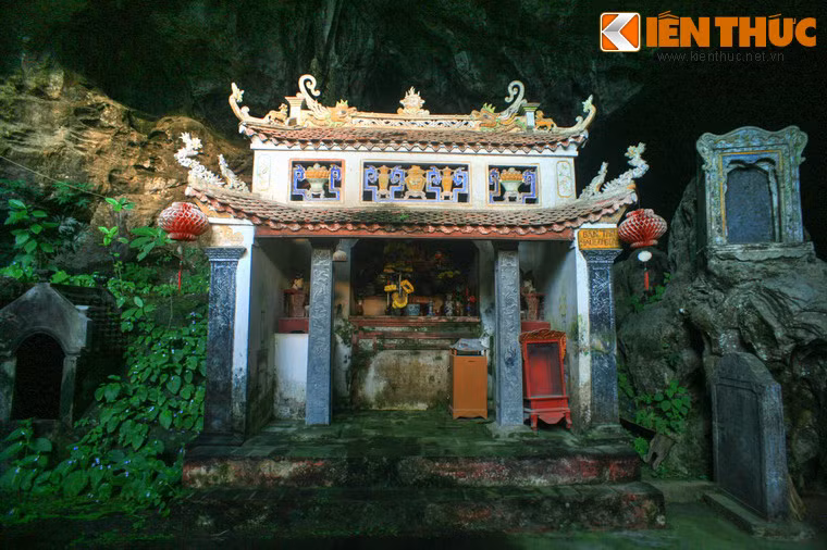 Những công trình ở phía ngoài cửa động là cổng chùa, phủ thờ Bà Chúa Thượng Ngàn, phủ thờ Đức Thánh Mẫu...