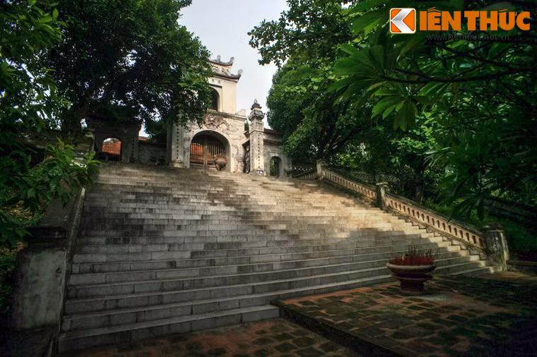Sở dĩ đền có tên là đền Cuông là vì xưa kia, núi Mộ Dạ là nơi sinh sống của rất nhiều chim công. Người dân nơi đây thường gọi chim công theo tiếng địa phương là chim cuông. Do đó, ngôi đền nằm trên ngọn núi này cũng được gọi luôn là đền Cuông.