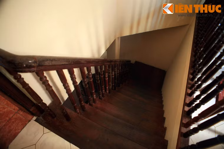 Biệt thự còn có một cầu thang dẫn xuống tầng hầm, là nơi đặt nhà bếp, tích trữ rượu, đồng thời cũng là lối thoát hiểm.