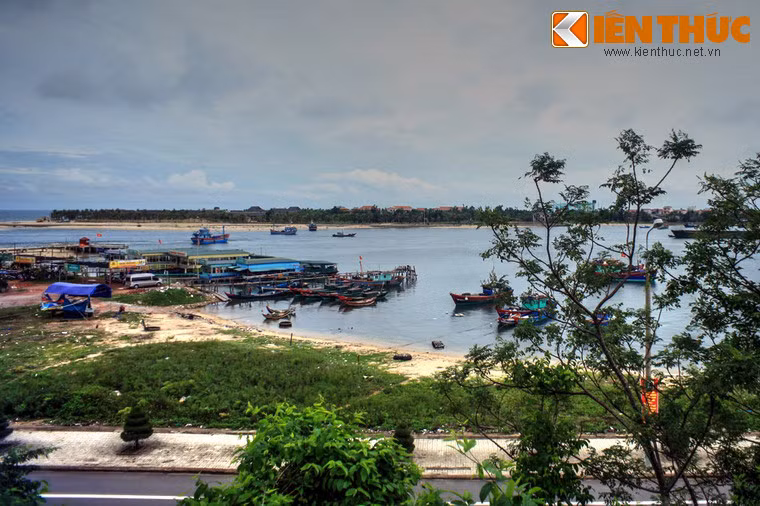Hệ thống này gồm ba tòa thành lũy Nhật Lệ, Trường Dục và Trường Sa, trấn giữ những vị trí hiểm yếu quanh cửa sông Nhật Lệ. Trong số đó, hai lũy Nhật Lệ và Trường Dục được xây trong giai đoạn 1630 - 1631 dưới sự chỉ huy của Đào Duy Từ. Lũy Trường Sa do học trò của ông là tướng Nguyễn Hữu Dật thực hiện những năm sau đó. Ảnh: Khu vực cửa sông Nhật Lệ nhìn từ lũy Nhật Lệ.
