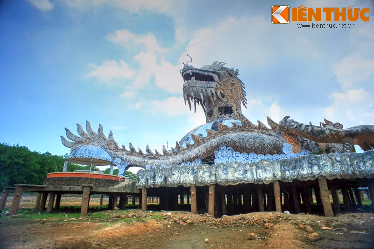 Trung tâm vui chơi - giải trí hồ Thủy Tiên (xã Thủy Bằng, thị xã Hương Thủy), cách trung tâm TP Huế khoảng 10km theo hướng Tây Nam, được đưa vào khai thác và sử dụng vào năm 2008. Tuy nhiên, kể từ đó đến nay khu vui chơi này gần như đã bị bỏ hoang.