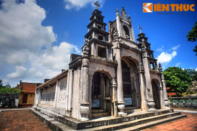 Đặc biệt, nằm phía sau khuôn viên nhà thờ Phát Diệm còn có một nhà thờ làm hoàn toàn bằng đá, từ nền, tường, cột, chấn song cửa với các phù điêu trang trí rất sinh động... Nhà thờ này được khởi công xây dựng từ năm 1883 với tên nguyên thủy là Nhà nguyện Trái tim Vô nhiễm nguyên tội Đức Mẹ.