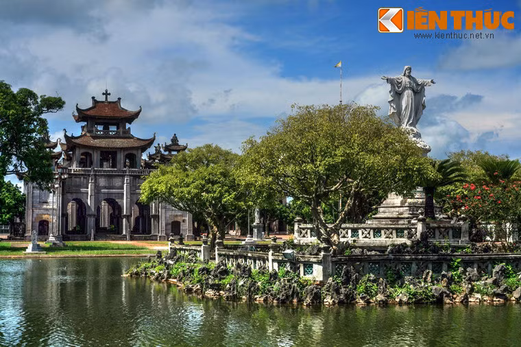 Phía trước nhà thờ là một hồ nước hình chữ nhật. Giữa hồ có một hòn đảo được bài trí công phu bằng cây cảnh và non bộ. Trung tâm của đảo là tượng Chúa Jesus.
