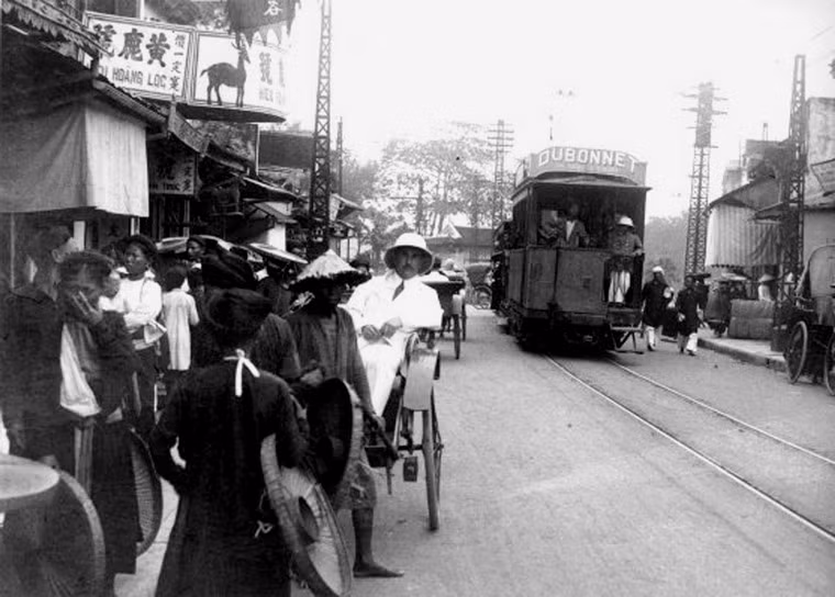 Tàu điện chạy trên phố Hàng Đào.