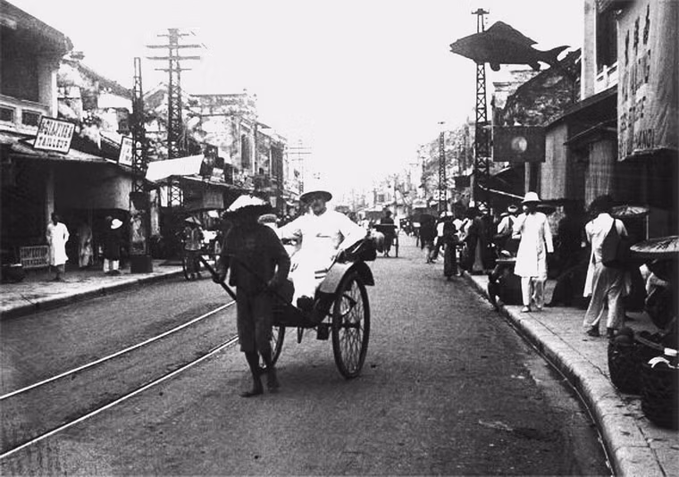 Một quan thầy Pháp đi xe kéo trên phố Hàng Đào.