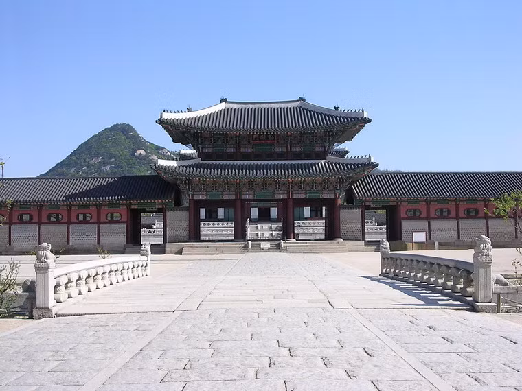 Qua Heungnyemun sẽ đến cầu Yeongjegyo và cổng Geunjeongmun, cánh cổng cuối cùng trước khi bước vào cung điện chính.